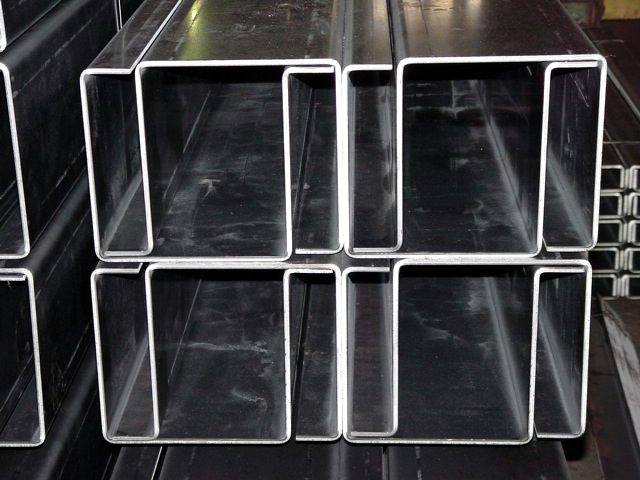 大型チャンネル曲げ加工品